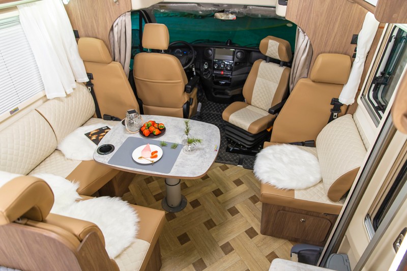 游名城，選房車(chē)，這里兩不誤